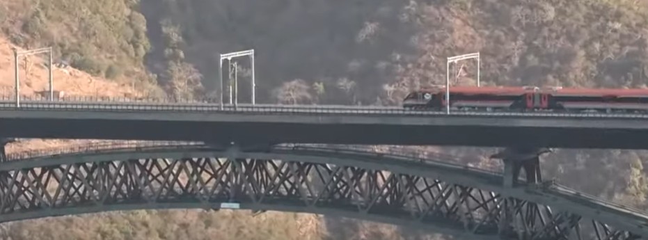 Vande Bharat Express Crosses the Iconic Chenab Bridge for the First Time